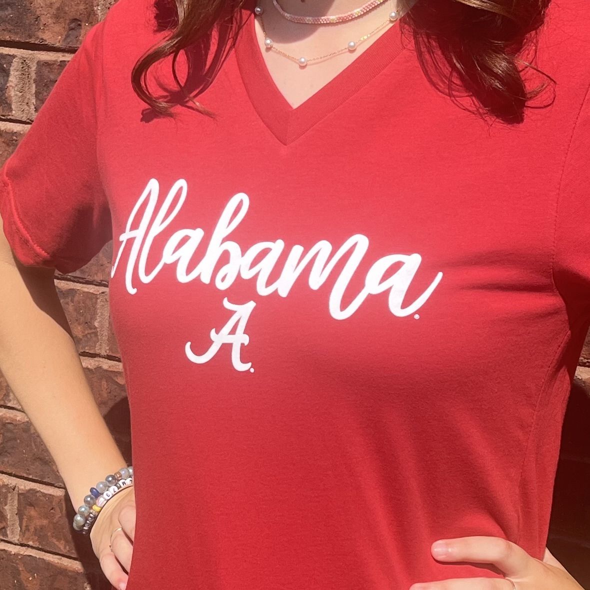 AL SCRIPT CRIMSON V-NECK